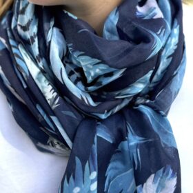 Foulard bleu imprimé plumes