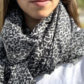 Foulard gris imprimé animal