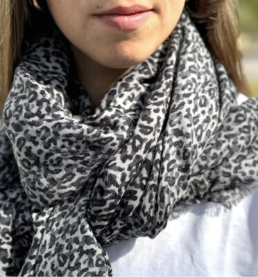Foulard gris imprimé animal